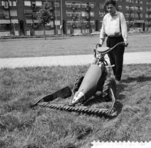 Maaien van het gras in de perken, Bestanddeelnr 911-4735