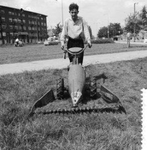 Maaien van het gras in de perken, Bestanddeelnr 911-4734