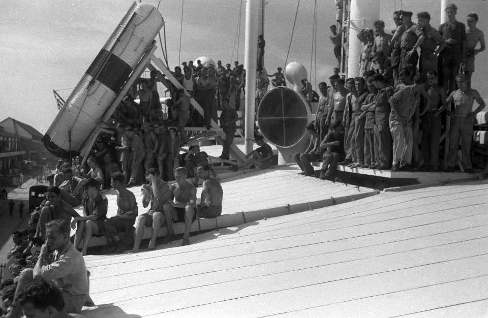 Maandagmiddag vertrok uit de haven van Priok het troepenschip de Grote Beer me, Bestanddeelnr 493