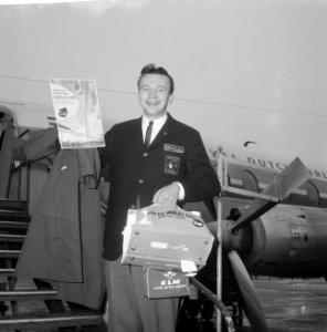 Maanman op Schiphol Ambassadeur R Hardwich reizende vo de te houden wereldtento, Bestanddeelnr 913-6207