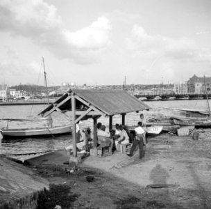Maaltijd aan de De Ruijterkade in Willemstad op Curaçao Op de achtergrond Otrab, Bestanddeelnr 252-7205