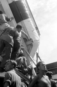 Maandagmiddag vertrok uit de haven van Priok het troepenschip de Grote Beer me, Bestanddeelnr 492
