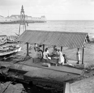 Maaltijd aan de De Ruijterkade in Willemstad op Curaçao Op de achtergrond het R, Bestanddeelnr 252-7204