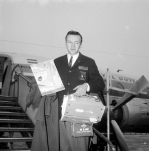 Maanman op Schiphol Ambassadeur R Hardwich reizende vo de te houden wereldtento, Bestanddeelnr 913-6208