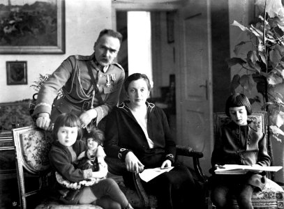 Maarschalk Józef Pilsudski met vrouw en dochters Wanda en Jagoda, Bestanddeelnr 190-0614