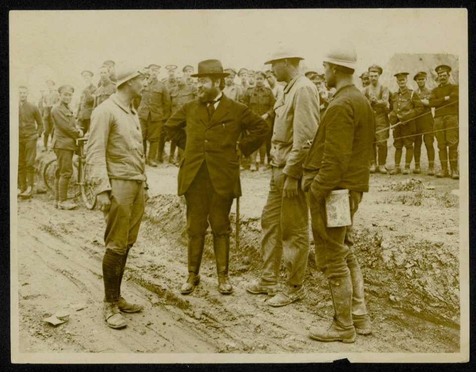 M. Albert Thomas, the French Minister of Munitions and three French artillery me, Bestanddeelnr 158-0461