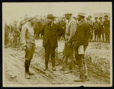 M. Albert Thomas, the French Minister of Munitions and three French artillery me, Bestanddeelnr 158-0461