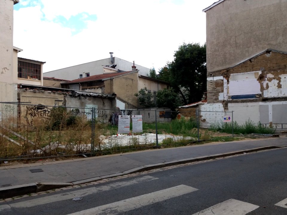 Lyon 5e - Rue de la Favorite, terrain vague à l'angle de la place de Trion (1)