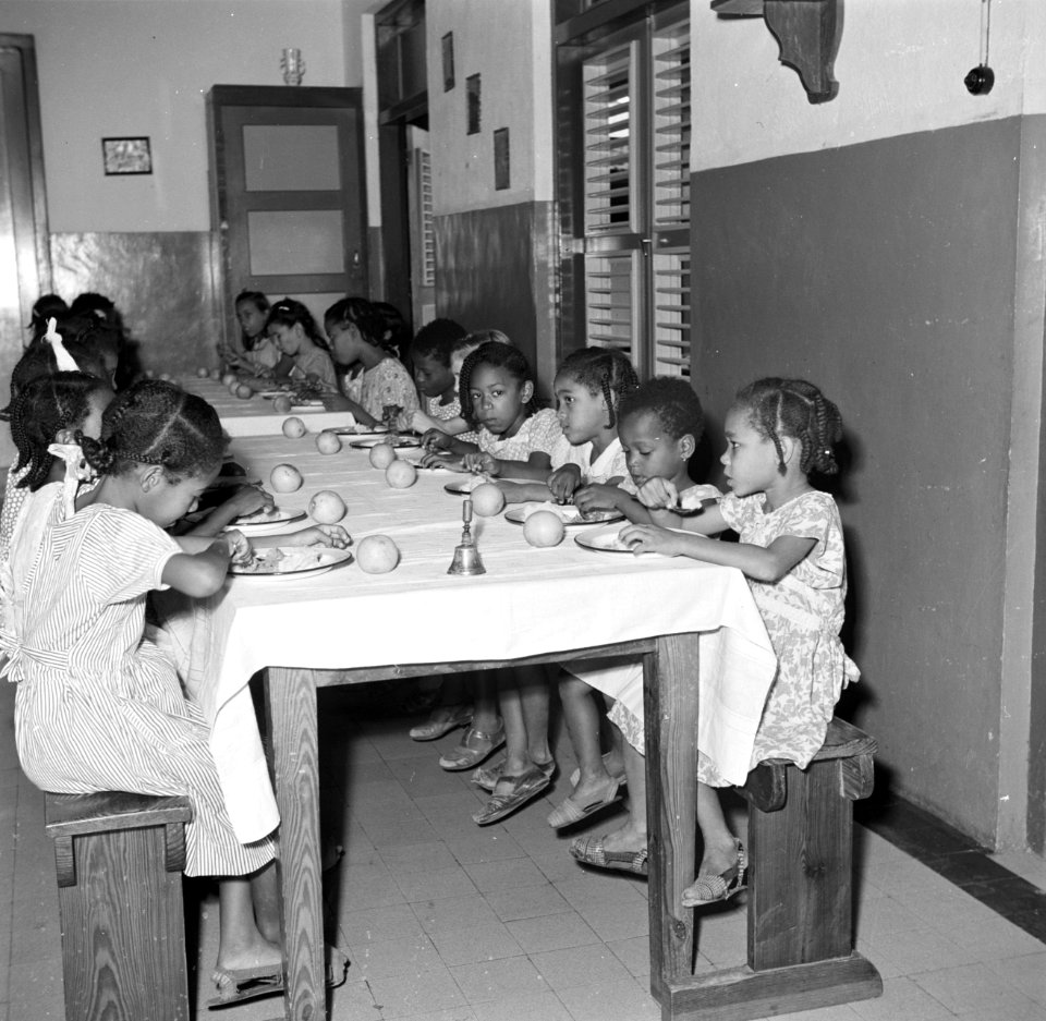 Maaltijd in klooster St. Jozef met zusterschool van de zusters van Schijndel in Santa Rosa op Curaçao, Bestanddeelnr 252-7573