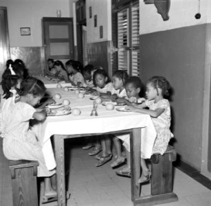 Maaltijd in klooster St. Jozef met zusterschool van de zusters van Schijndel in Santa Rosa op Curaçao, Bestanddeelnr 252-7573