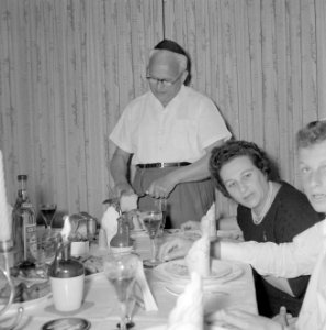 Maaltijd aan het begin van de sabbat. Op de tafel een kiddoesjbeker en glazen wi, Bestanddeelnr 255-4719