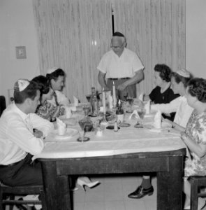Maaltijd aan het begin van de sabbat. Op de tafel een kiddoesjbeker en glazen wi, Bestanddeelnr 255-4718