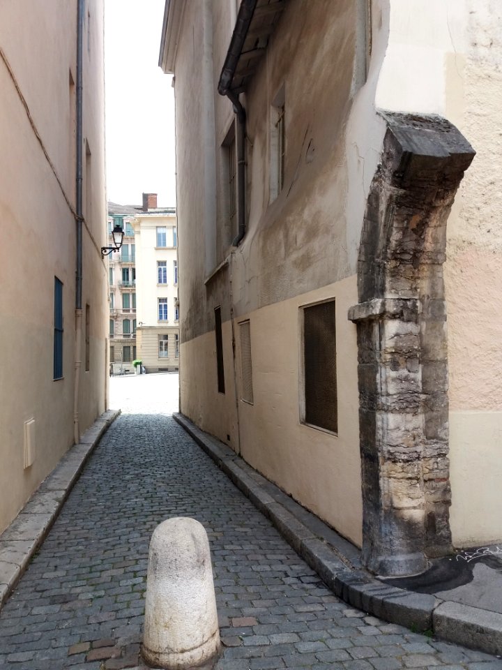 Lyon 5e - Rue des Antonins - Arche et vue sur la place Saint-Jean