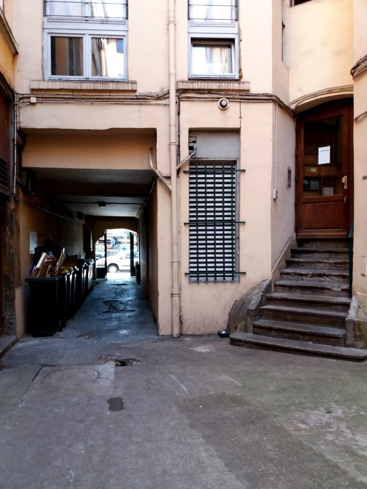 Lyon 5e - Quai Romain Rolland, cour des numéros 11 et 12, escalier et sortie vers le quai