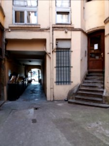 Lyon 5e - Quai Romain Rolland, cour des numéros 11 et 12, escalier et sortie vers le quai