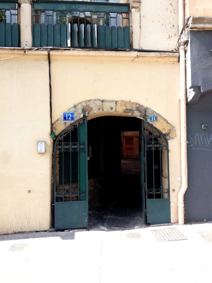 Lyon 5e - Quai Romain Rolland, cour des numéros 11 et 12, entrée