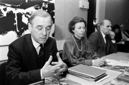M.L. de Brauw (l) tijdens de persconferentie, Bestanddeelnr 932-4769
