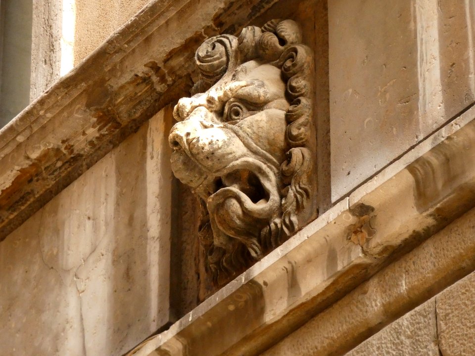 Lyon 5e - Rue de la Loge - Maison Dugas - Tête de lion 01