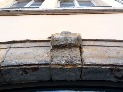 Lyon 5e - Quai Pierre Scize - Clé de voûte avec relief au niveau du numéro 72