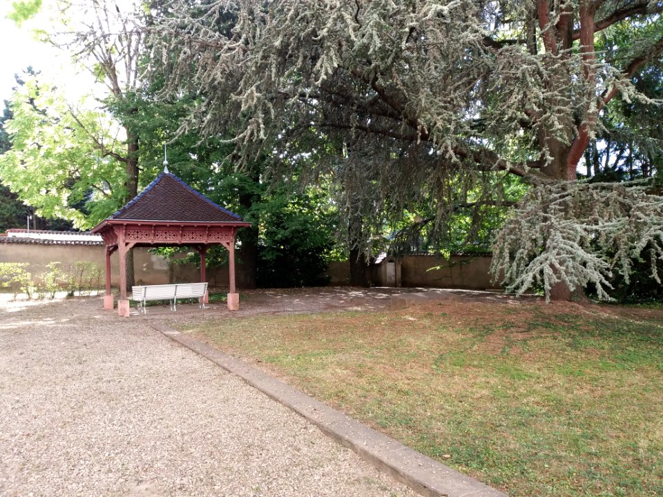Lyon 5e - Rue Roger Radisson - Jardin avec kiosque dans la résidence La Paix aux numéros 16 à 18
