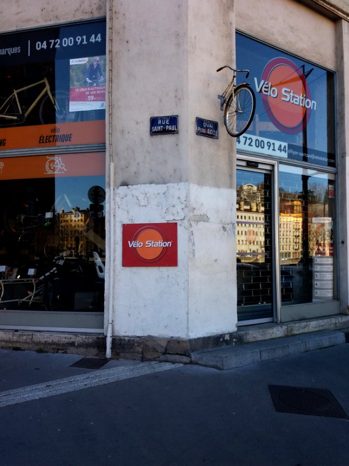 Lyon 5e - Quai Pierre Scize, magasin Vélo Station à l'angle de la rue Saint Paul