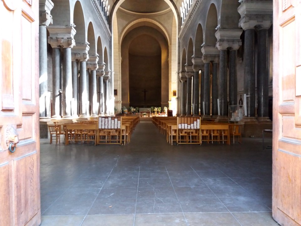 Lyon 6e - Église Saint Jospeph des Brotteaux, nef depuis l'entrée