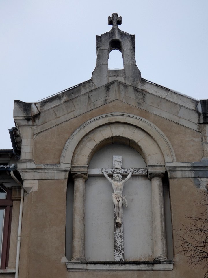 Lyon 5e - Rue Roger Radisson - Foyer d'accueil Jean-Pierre Delahaye - Jésus-Christ sur la façade 01