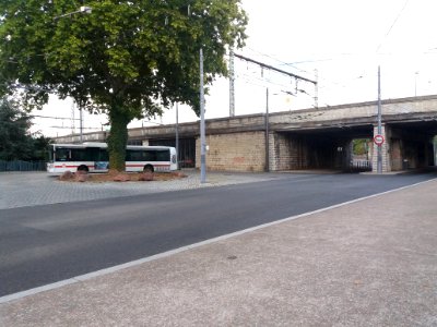 Lyon 6e - Allée Achille Lignon - Aire de retournement des bus et pont de chemin de fer