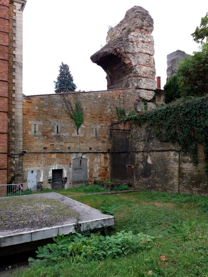 Lyon 5e - Rue Commandant Charcot, vers l'est, extérieur du fort Saint Irénée et pile de l'aqueduc du Gier