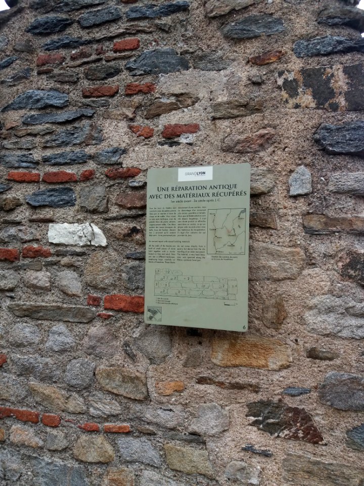 Lyon 5e - Théâtre romain de Fourvière, plaque décrivant les murs du théâtre