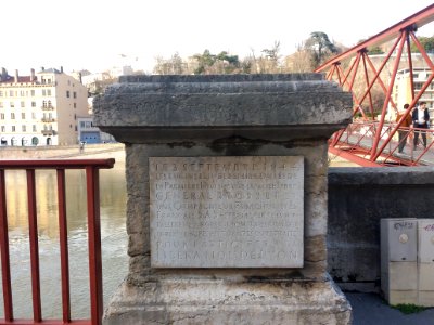 Lyon 5e - Quai Pierre Scize - Pile du pont de l'Homme de la Roche - Plaque Seconde guerre mondiale