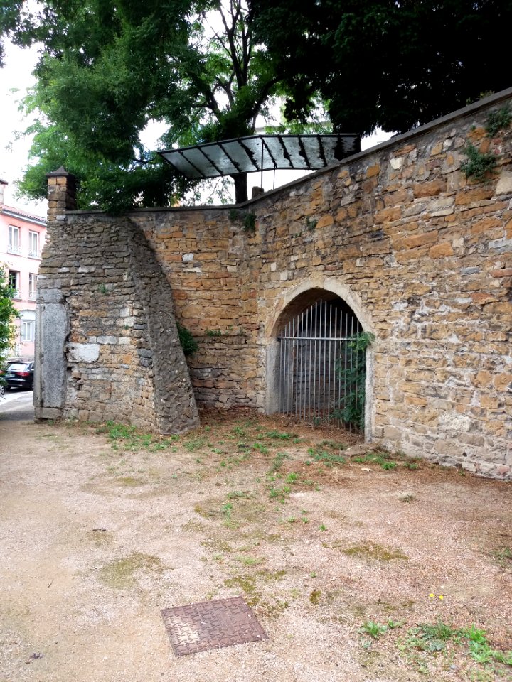 Lyon 5e - Rue de Trion, mur et grille au niveau du numéro 8