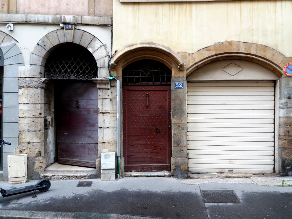 Lyon 5e - Rue Tramassac, portes aux numéros 32 et 34