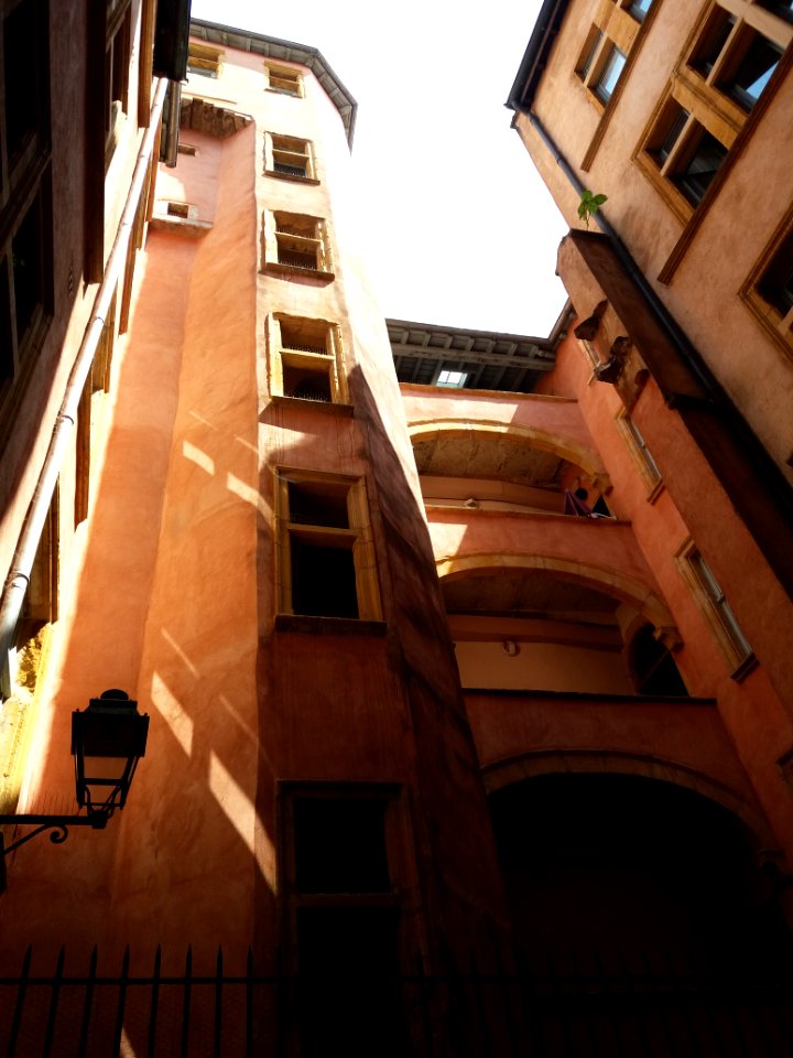 Lyon 5e - Rue Saint-Jean - Traboule au numéro 52 - Haut des immeubles 3