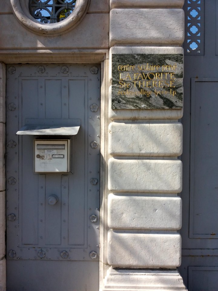 Lyon 5e - Rue de la Favorite - Centre scolaire La Favorite - Plaque à l'entrée