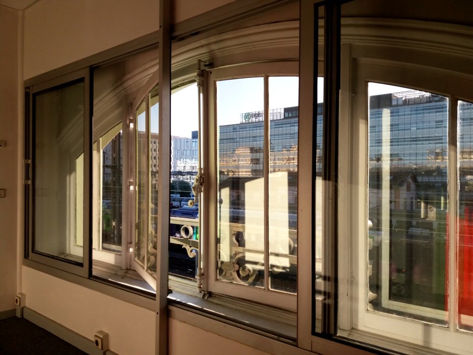 Lyon 6e - Gare de Lyon-Brotteaux, double fenêtre donnant sur les voies