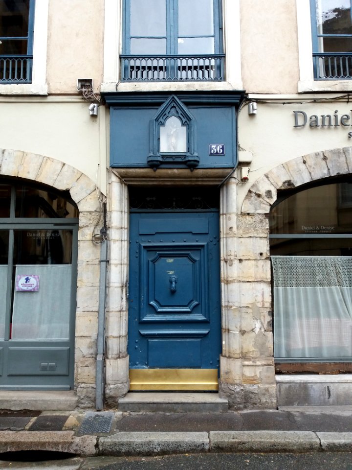 Lyon 5e - Rue Tramassac, porte au numéro 36 avec vierge à l'enfant