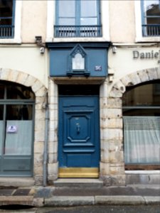 Lyon 5e - Rue Tramassac, porte au numéro 36 avec vierge à l'enfant