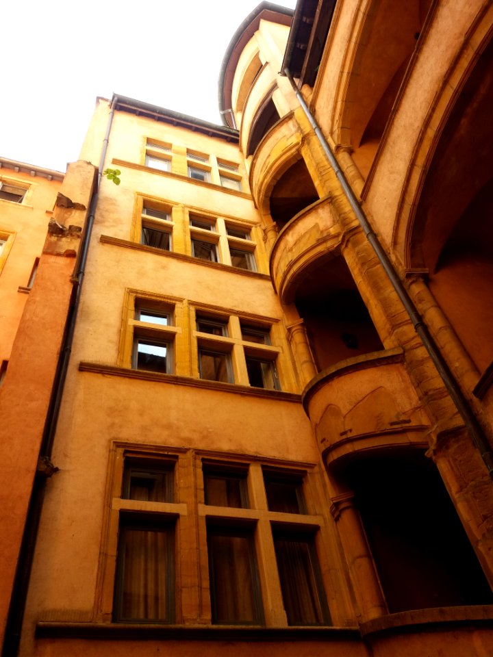 Lyon 5e - Rue Saint-Jean - Traboule au numéro 52 - Haut des immeubles