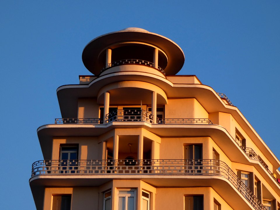 Lyon 6e - Boulevard Jules Favre - Palais de Flore - Haut du bâtiment (côté sud) au lever du soleil