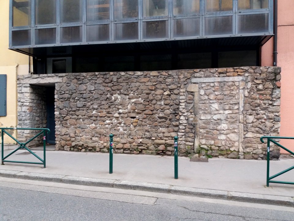 Lyon 5e - Rue Tramassac - Mur d'enceinte médiéval du cloître de Saint-Jean