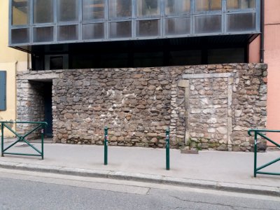 Lyon 5e - Rue Tramassac - Mur d'enceinte médiéval du cloître de Saint-Jean photo