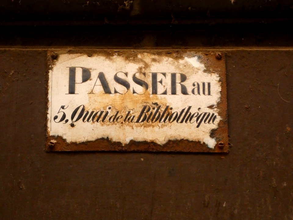 Lyon 5e - Rue Saint Jean - Maison au numéro 3 - Porte - Plaque Passer 5 quai de la Bibliothèque