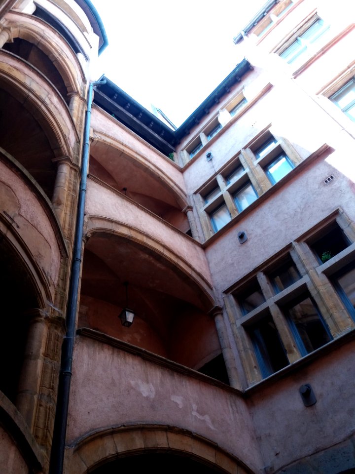 Lyon 5e - Rue Saint-Jean - Traboule au numéro 52 - Haut des immeubles 2