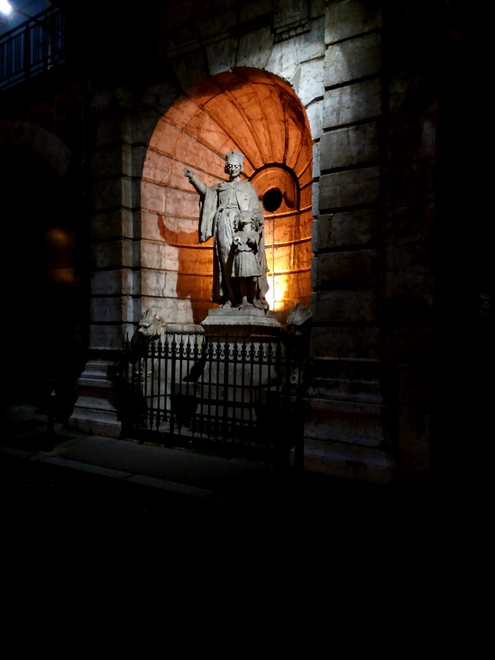 Lyon 5e - Rue Saint-Paul, statue de Jean Gerson, de nuit