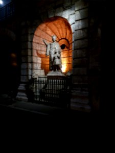Lyon 5e - Rue Saint-Paul, statue de Jean Gerson, de nuit