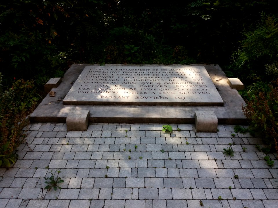 Lyon 5e - Rue Tramassac, monument aux morts liés à l'éboulement du 13 novembre 1930, plaque