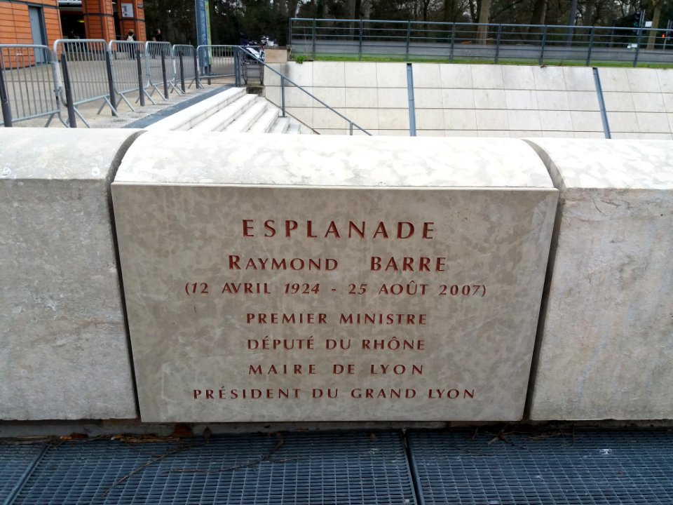Lyon 6e - Esplanade Raymond Barre, plaque