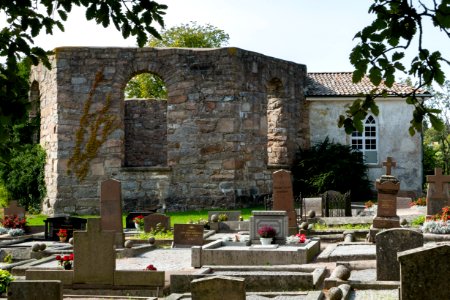 Lyse Church ruin and graveyard 1