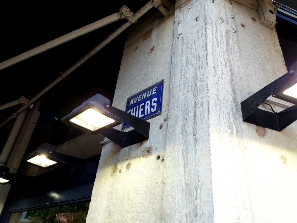 Lyon 6e - Avenue Thiers, plaque au-dessus d'une lampe